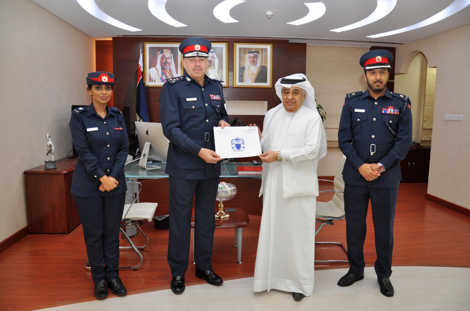 مدير عام شرطة العاصمة يكرم عدداً من المواطنين والمقيمين ومنسوبي المديرية بمناسبة يوم الشراكة المجتمعية والانتماء الوطني<